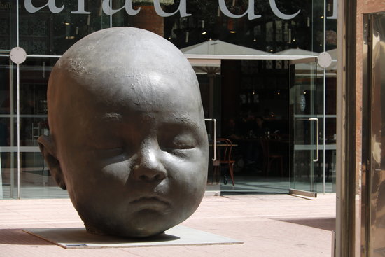The sculpture 'Carmen adormida - Nit' at the Plaça del Palau on April 24 2018 (by Guillem Roset)